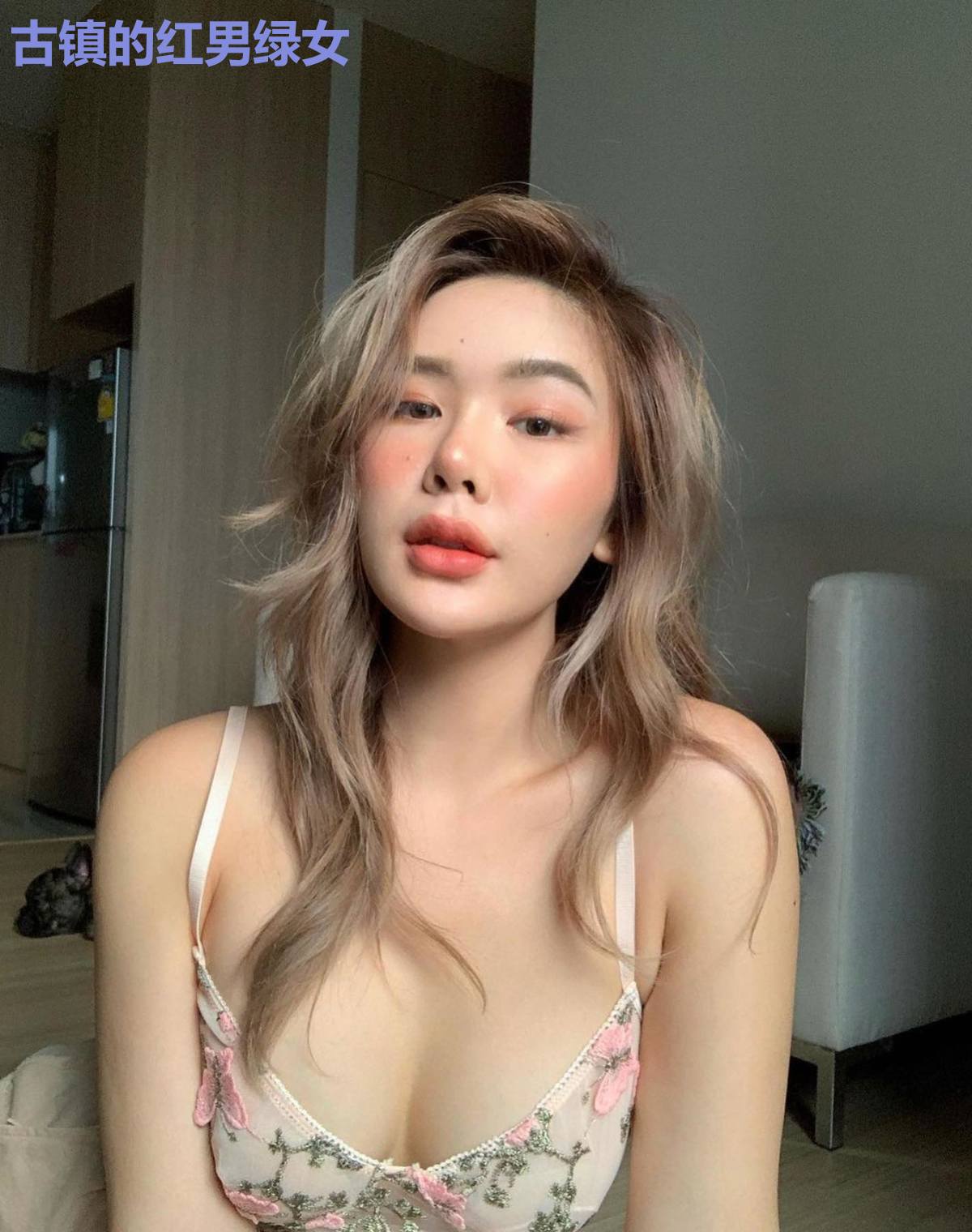 古镇的红男绿女
